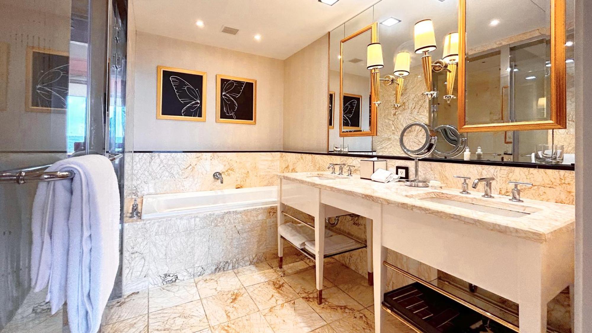 The Lin Hotel Taichung Luaran gambar A bathroom in a hotel