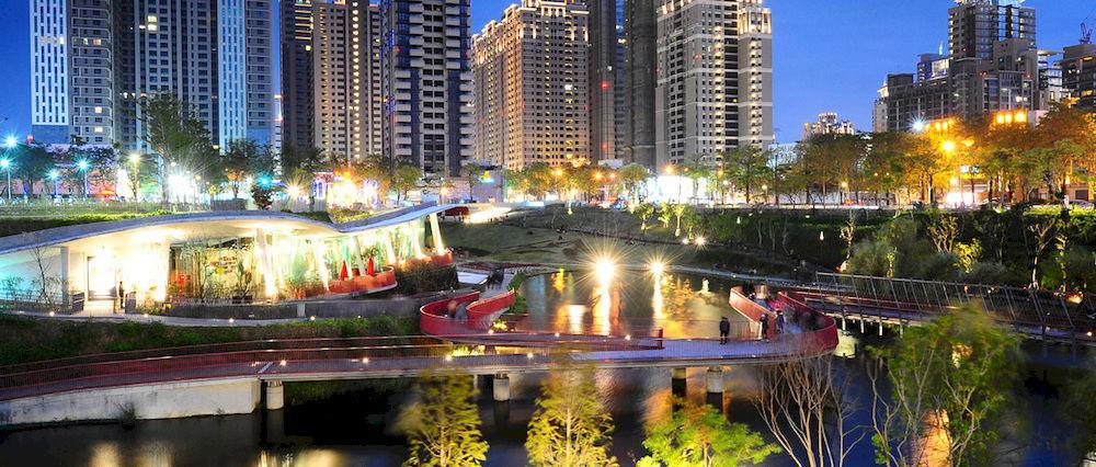 The Lin Hotel Taichung Luaran gambar View of the park at night