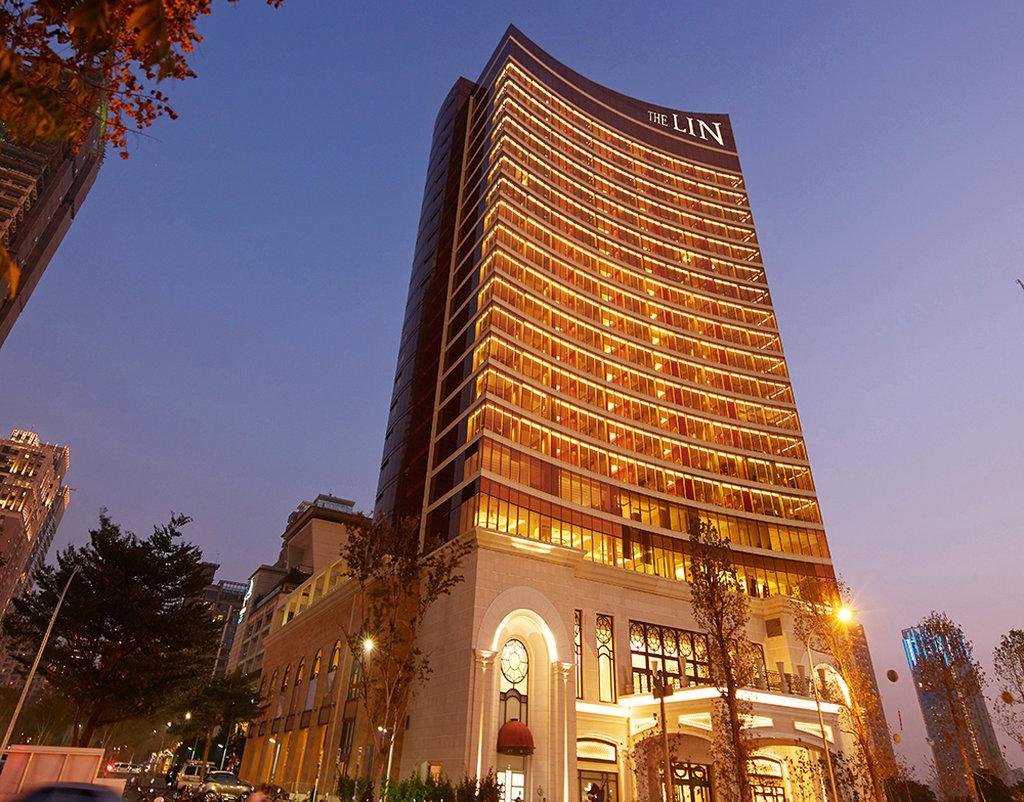 The Lin Hotel Taichung Luaran gambar The hotel at night