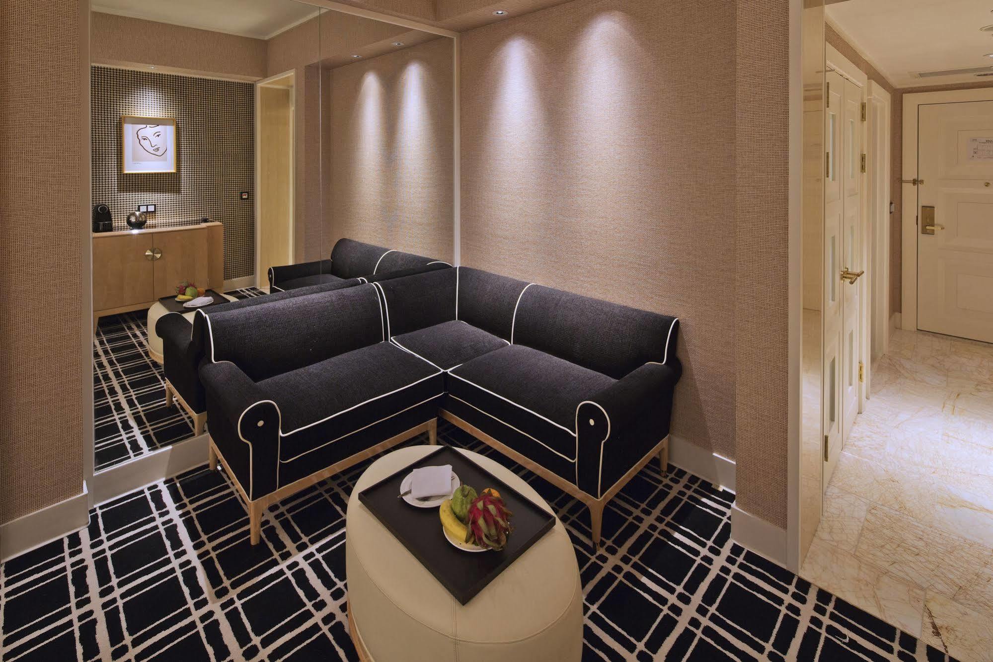 The Lin Hotel Taichung Luaran gambar A suite at the Ritz-Carlton, Hong Kong