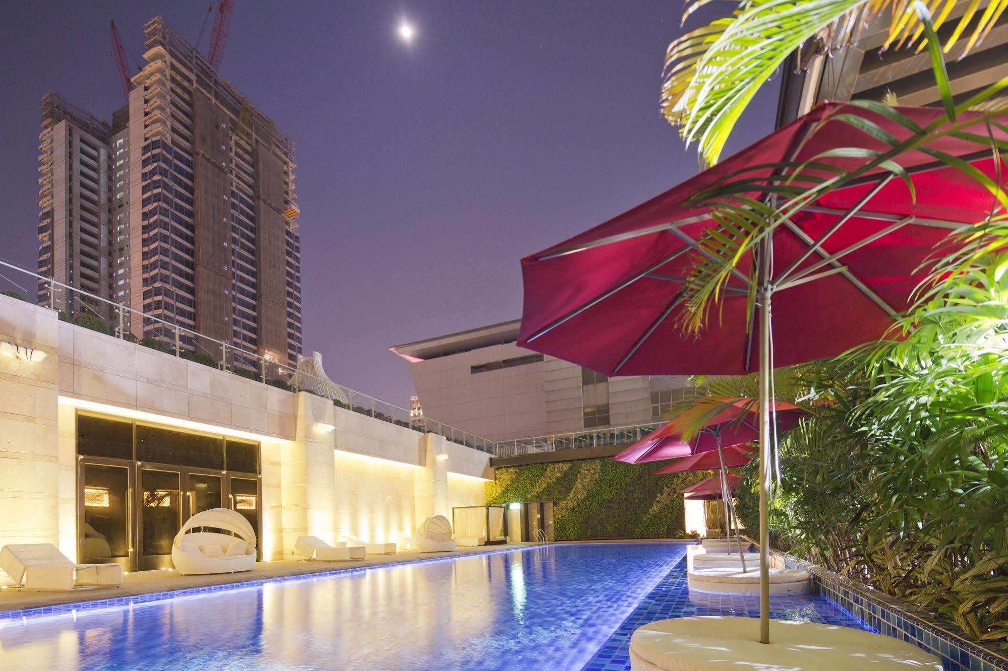The Lin Hotel Taichung Luaran gambar The swimming pool at the hotel