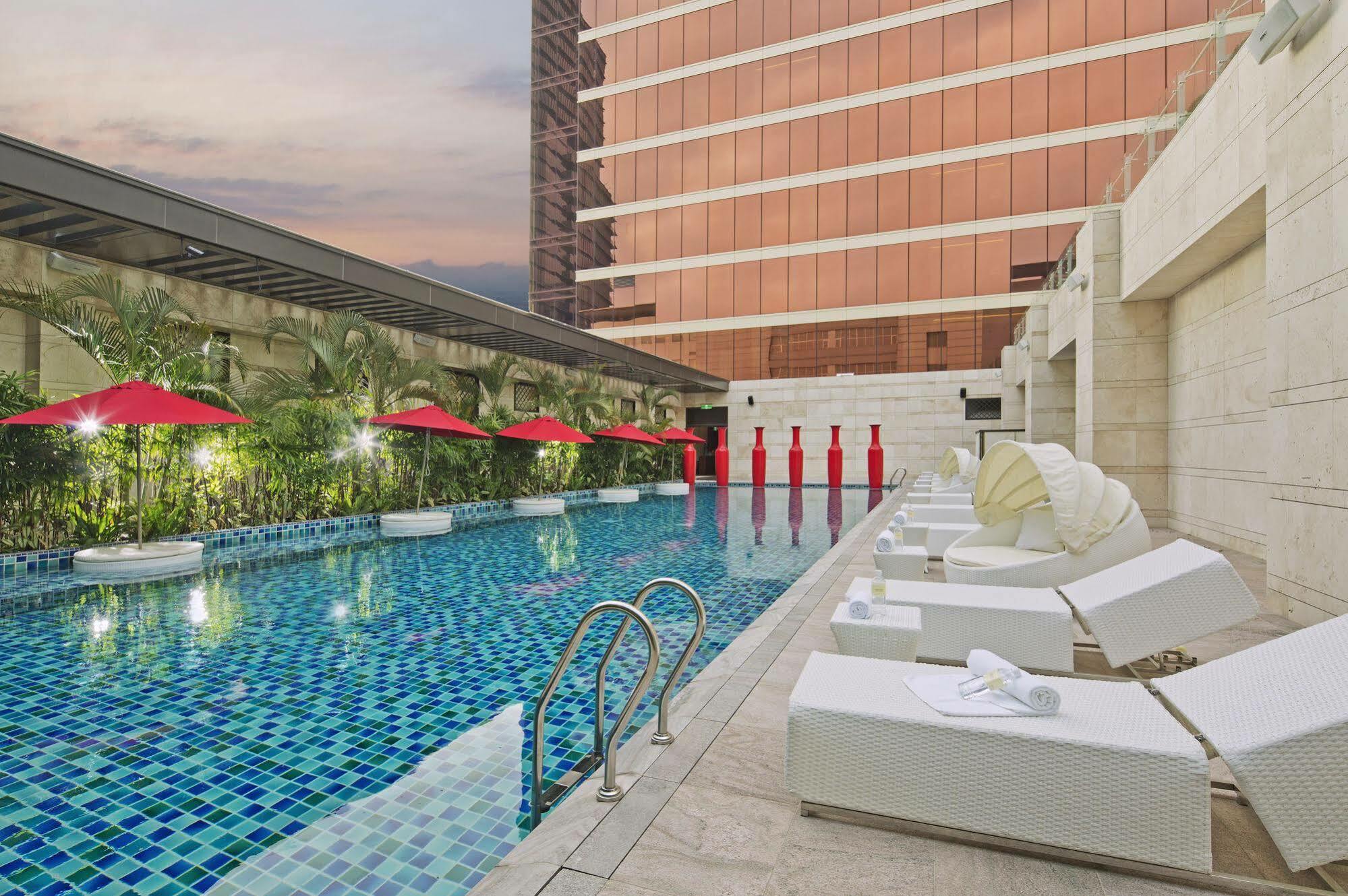 The Lin Hotel Taichung Luaran gambar The swimming pool at the hotel